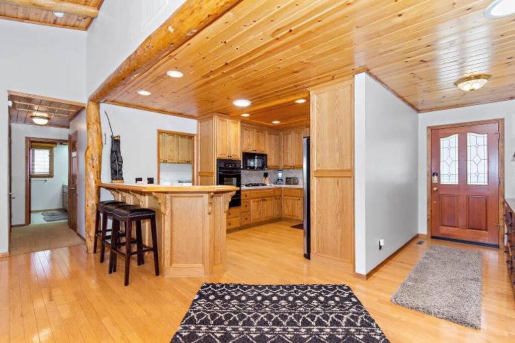 Custom Single Story Cabin With Jacuzzi Pool Table & Big Game Room With Arcade Games Big Bear Lake Εξωτερικό φωτογραφία