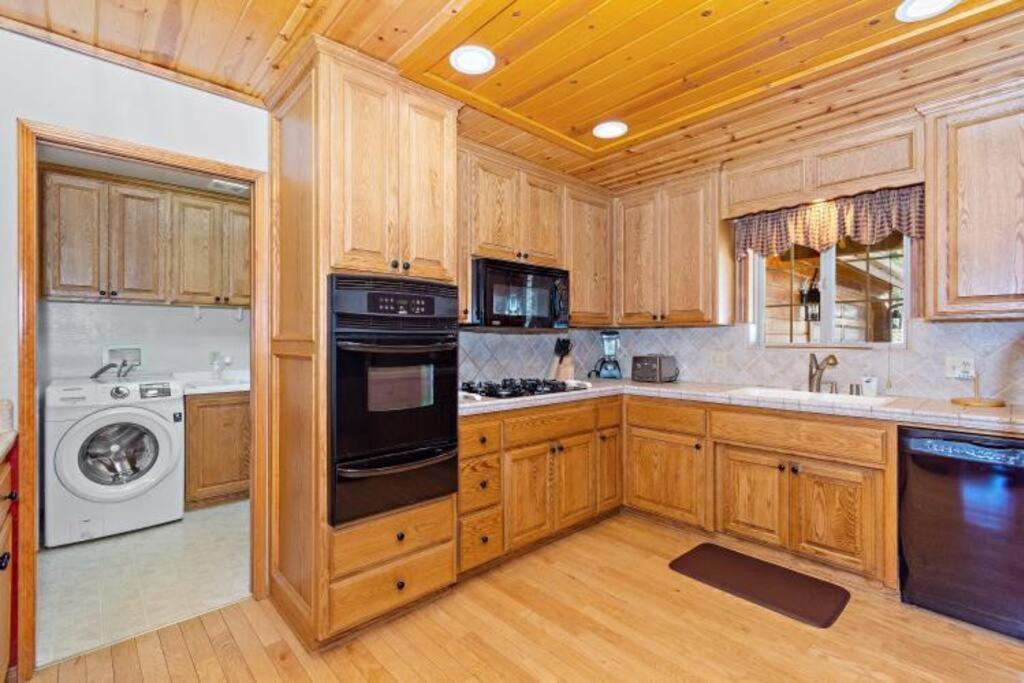 Custom Single Story Cabin With Jacuzzi Pool Table & Big Game Room With Arcade Games Big Bear Lake Εξωτερικό φωτογραφία