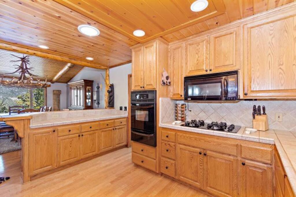 Custom Single Story Cabin With Jacuzzi Pool Table & Big Game Room With Arcade Games Big Bear Lake Εξωτερικό φωτογραφία