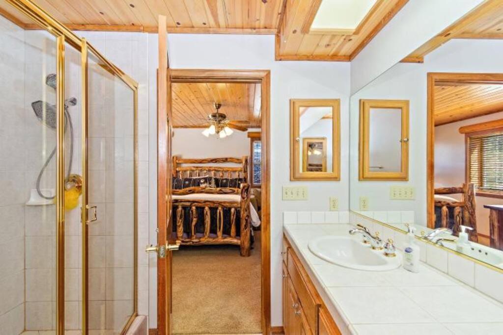 Custom Single Story Cabin With Jacuzzi Pool Table & Big Game Room With Arcade Games Big Bear Lake Εξωτερικό φωτογραφία